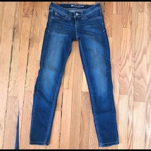 Levi’s medium wash skinny jeans size 0/24